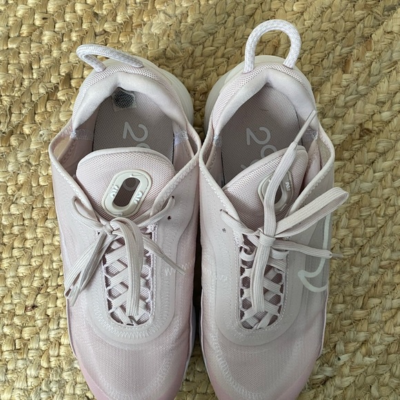 Nike Women’s Air Max 2090 Rose Color. Size 8.5 - Picture 3 of 9